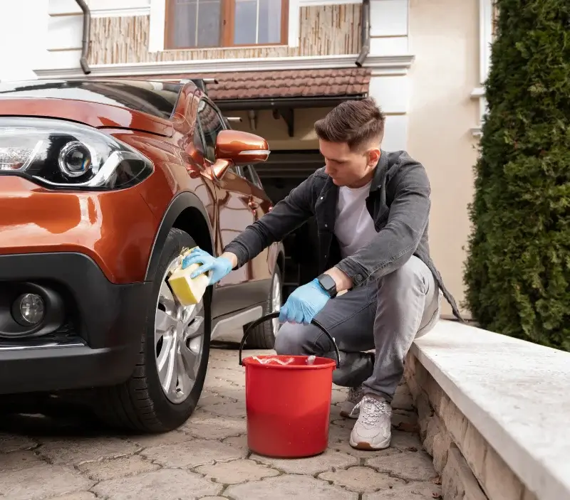 Lavage auto à domicile Bégaar : professionnel intervenant sur un véhicule